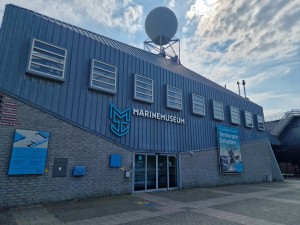 
                            <b>Marinemuseum met aan de rechterzijde een onderzeeër, onder een blauwe lucht</b><br>
                                                        <b>ISO:</b> 50 | <b>Sluitertijd:</b> 1/2856 | <b>Diafragma:</b> f/1.8 | <b>Datum:</b> 2024-07-27

                        