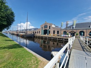 
                            <b>Een loopbrug over de gracht, onder een blauwe lucht</b><br>
                                                        <b>ISO:</b> 50 | <b>Sluitertijd:</b> 1/2353 | <b>Diafragma:</b> f/2.2 | <b>Datum:</b> 2024-07-27

                        