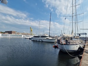 
                            <b>Schepen in de jachthaven van Willemsoord onder een blauwe lucht</b><br>
                                                        <b>ISO:</b> 50 | <b>Sluitertijd:</b> 1/2183 | <b>Diafragma:</b> f/1.8 | <b>Datum:</b> 2024-07-27

                        