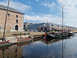 
                            <b>Schepen in de gracht, met een blauwe lucht</b><br>
                                                        <b>ISO:</b> 50 | <b>Sluitertijd:</b> 1/11494 | <b>Diafragma:</b> f/1.8 | <b>Datum:</b> 2024-07-27

                        