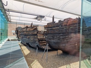 
                            <b>Oud gezonken schip tentoongesteld</b><br>
                                                        <b>ISO:</b> 50 | <b>Sluitertijd:</b> 1/4425 | <b>Diafragma:</b> f/1.8 | <b>Datum:</b> 2024-07-27

                        