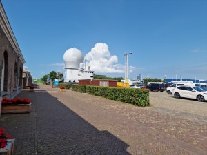 
                            <b>Parkeerplaats en brugdeel van Hr.Ms. De Ruyter in beeld onder een blauwe lucht</b><br>
                                                        <b>ISO:</b> 50 | <b>Sluitertijd:</b> 1/15385 | <b>Diafragma:</b> f/1.8 | <b>Datum:</b> 2024-07-27

                        