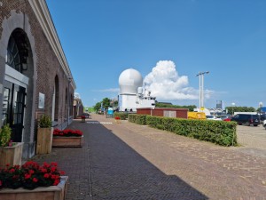 
                            <b>Parkeerplaats Marinemuseum, brugdeel van Hr.Ms. De Ruyter onder een blauwe lucht</b><br>
                                                        <b>ISO:</b> 50 | <b>Sluitertijd:</b> 1/13699 | <b>Diafragma:</b> f/1.8 | <b>Datum:</b> 2024-07-27

                        