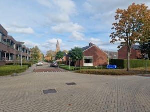 
                            <b>Rechtdoor de Schildwolderdijk, rechtsaf de H. Goeman Borgesiusstraat onder een blauwe lucht</b><br>
                                                        <b>ISO:</b> 50 | <b>Sluitertijd:</b> 1/7752 | <b>Diafragma:</b> f/1.8 | <b>Datum:</b> 2024-10-20

                        