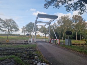 
                            <b>Vanaf de Groenedijk richting het Slochterdiep, met de brug er tegenover onder een blauwe lucht</b><br>
                                                        <b>ISO:</b> 50 | <b>Sluitertijd:</b> 1/4808 | <b>Diafragma:</b> f/1.8 | <b>Datum:</b> 2024-10-20

                        