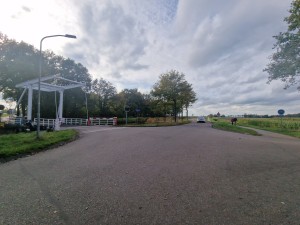 
                            <b>Het Slochterdiep met de brug richting de Groendijk onder een blauwe lucht</b><br>
                                                        <b>ISO:</b> 50 | <b>Sluitertijd:</b> 1/2353 | <b>Diafragma:</b> f/2.2 | <b>Datum:</b> 2024-10-20

                        