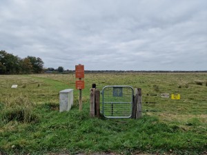 
                            <b>Toegangspoort 't Roegwold Westerpolder onder een grijze lucht</b><br>
                                                        <b>ISO:</b> 50 | <b>Sluitertijd:</b> 1/5348 | <b>Diafragma:</b> f/1.8 | <b>Datum:</b> 2024-10-31

                        
