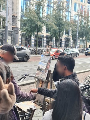 
                            <b>Straat schilder bij het plein de Dam</b><br>
                                                        <b>ISO:</b> 50 | <b>Sluitertijd:</b> 1/100 | <b>Diafragma:</b> f/1.8 | <b>Datum:</b> 2023-10-22

                        