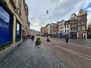 
                            <b>Damrak ter hoogte van de Beurspassage</b><br>
                                                        <b>ISO:</b> 64 | <b>Sluitertijd:</b> 1/432 | <b>Diafragma:</b> f/2.2 | <b>Datum:</b> 2023-10-22

                        