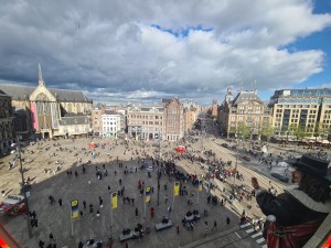 
                            <b>Het plein de Dam vanuit Madame Tussauds</b><br>
                                                        <b>ISO:</b> 64 | <b>Sluitertijd:</b> 1/1360 | <b>Diafragma:</b> f/2.2 | <b>Datum:</b> 2023-10-22

                        