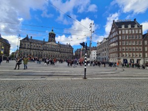 
                            <b>Het plein de Dam</b><br>
                                                        <b>ISO:</b> 64 | <b>Sluitertijd:</b> 1/784 | <b>Diafragma:</b> f/2.2 | <b>Datum:</b> 2023-10-22

                        