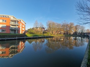 
                            <b>Het damsterdiep met reflecties van bomen en een rood appartementencomplex met een blauwe lucht</b><br>
                                                        <b>ISO:</b> 50 | <b>Sluitertijd:</b> 1/648 | <b>Diafragma:</b> f/2.2 | <b>Datum:</b> 2024-12-01

                        