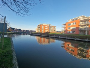 
                            <b>Het damsterdiep met reflecties van bomen en een rood appartementencomplex met een blauwe lucht</b><br>
                                                        <b>ISO:</b> 50 | <b>Sluitertijd:</b> 1/713 | <b>Diafragma:</b> f/2.2 | <b>Datum:</b> 2024-12-01

                        