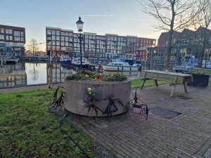 
                            <b>Een betonnen plantenbak met sierfietsen naast de haven van Appingedam met boten en moderne woningen</b><br>
                                                        <b>ISO:</b> 50 | <b>Sluitertijd:</b> 1/377 | <b>Diafragma:</b> f/1.8 | <b>Datum:</b> 2024-12-01

                        
