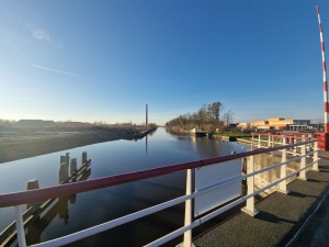 
                            <b>Brug Olingermeeden richting Groeve-Noord met links de schoorsteen van de voormalige steenfabriek</b><br>
                                                        <b>ISO:</b> 50 | <b>Sluitertijd:</b> 1/1623 | <b>Diafragma:</b> f/2.2 | <b>Datum:</b> 2024-12-01

                        