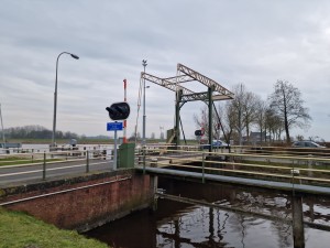 
                            <b>Brug boven kanaal met verkeerslichten en auto's op de weg.</b><br>
                                                        <b>ISO:</b> 50 | <b>Sluitertijd:</b> 1/648 | <b>Diafragma:</b> f/1.8 | <b>Datum:</b> 2025-02-08

                        
