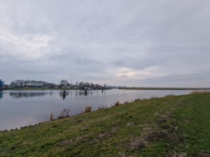 
                            <b>Rustige rivier met kleine steiger en boten in de verte zichtbaar.</b><br>
                                                        <b>ISO:</b> 50 | <b>Sluitertijd:</b> 1/244 | <b>Diafragma:</b> f/2.2 | <b>Datum:</b> 2025-02-08

                        