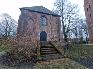 
                            <b>Historische bakstenen kerk met een bovenste raam en stenen trap.</b><br>
                                                        <b>ISO:</b> 200 | <b>Sluitertijd:</b> 1/50 | <b>Diafragma:</b> f/2.2 | <b>Datum:</b> 2025-01-26

                        
