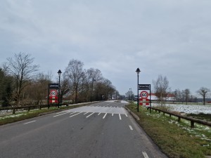 
                            <b>Ingang van Smeerling met snelheidsbeperking tot 60 km/u.</b><br>
                                                        <b>ISO:</b> 50 | <b>Sluitertijd:</b> 6/10000 | <b>Diafragma:</b> f/1.8 | <b>Datum:</b> 2025-02-15

                        