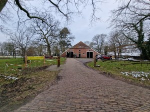 
                            <b>Authentieke boerderij met bakstenen muur en open houten deuren.</b><br>
                                                        <b>ISO:</b> 50 | <b>Sluitertijd:</b> 1/157 | <b>Diafragma:</b> f/2.2 | <b>Datum:</b> 2025-02-15

                        