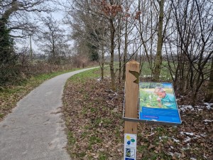 
                            <b>Informatiebord langs smal pad door bosrijke omgeving.</b><br>
                                                        <b>ISO:</b> 50 | <b>Sluitertijd:</b> 1/180 | <b>Diafragma:</b> f/1.8 | <b>Datum:</b> 2025-02-15

                        