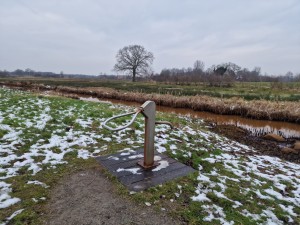 
                            <b>Waterpomp op besneeuwd veld met boom in de achtergrond.</b><br>
                                                        <b>ISO:</b> 50 | <b>Sluitertijd:</b> 1/1340 | <b>Diafragma:</b> f/1.8 | <b>Datum:</b> 2025-02-15

                        