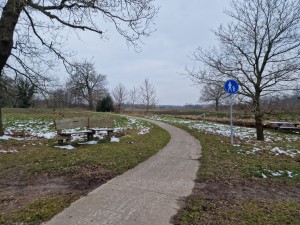 
                            <b>Pad met wandelbord en bankjes, omgeven door gras en bomen.</b><br>
                                                        <b>ISO:</b> 50 | <b>Sluitertijd:</b> 1/1555 | <b>Diafragma:</b> f/1.8 | <b>Datum:</b> 2025-02-15

                        