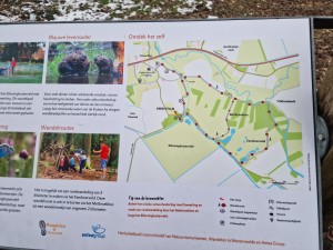 
                            <b>Informatiebord over wandelroutes met een kaart en tekst over natuurgebieden.</b><br>
                                                        <b>ISO:</b> 50 | <b>Sluitertijd:</b> 1/358 | <b>Diafragma:</b> f/1.8 | <b>Datum:</b> 2025-02-15

                        