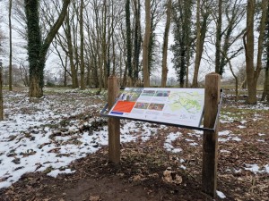 
                            <b>Informatiebord over wandelroutes in een besneeuwd bosgebied met kaart en tekst.</b><br>
                                                        <b>ISO:</b> 50 | <b>Sluitertijd:</b> 1/608 | <b>Diafragma:</b> f/1.8 | <b>Datum:</b> 2025-02-15

                        