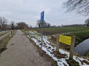 
                            <b>Parkeerbord en wandelroutebord naast een landweg met sneeuwresten.</b><br>
                                                        <b>ISO:</b> 50 | <b>Sluitertijd:</b> 1/294 | <b>Diafragma:</b> f/2.2 | <b>Datum:</b> 2025-02-15

                        