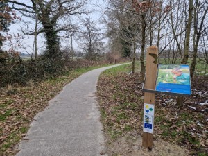 
                            <b>Wandelpad door bos met informatiebord over natuur en milieu.</b><br>
                                                        <b>ISO:</b> 50 | <b>Sluitertijd:</b> 1/180 | <b>Diafragma:</b> f/1.8 | <b>Datum:</b> 2025-02-15

                        