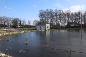 
                            <b>Klein gebouw naast een omheind, licht bevroren schaatsbaan.</b><br>
                                                        <b>ISO:</b> 100 | <b>Sluitertijd:</b> 1/250 | <b>Diafragma:</b> f/7.1 | <b>Datum:</b> 2025-02-16

                        