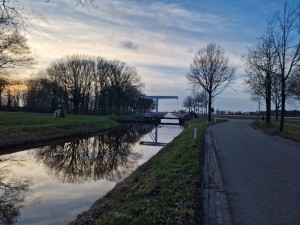 
                            <b>Brug over het Slochterdiep, reflectie in het water en bomen aan de oever.</b><br>
                                                        <b>ISO:</b> 50 | <b>Sluitertijd:</b> 1/256 | <b>Diafragma:</b> f/1.8 | <b>Datum:</b> 2025-02-23

                        