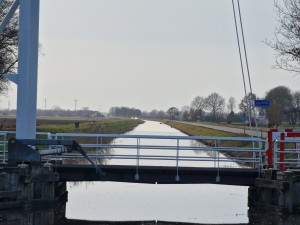 
                            <b>Slochterdiep met bruggetje en weg langs water, enkele bomen aan horizon.</b><br>
                                                        <b>ISO:</b> 50 | <b>Sluitertijd:</b> 1/50 | <b>Diafragma:</b> f/4.9 | <b>Datum:</b> 2025-02-23

                        