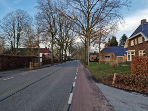 
                            <b>De Hoofdweg met bakstenen huizen en kale bomen.</b><br>
                                                        <b>ISO:</b> 50 | <b>Sluitertijd:</b> 1/180 | <b>Diafragma:</b> f/1.8 | <b>Datum:</b> 2025-02-23

                        