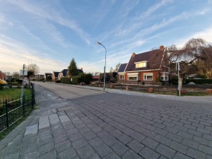 
                            <b>De Ruitenweg met huizenrij, stoep en lantaarnpaal. Vrije, rustige woonwijk.</b><br>
                                                        <b>ISO:</b> 50 | <b>Sluitertijd:</b> 1/224 | <b>Diafragma:</b> f/2.2 | <b>Datum:</b> 2025-02-23

                        