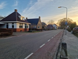 
                            <b>De Hoofdweg met bakstenen huizen en fiets- en wandelpaden.</b><br>
                                                        <b>ISO:</b> 50 | <b>Sluitertijd:</b> 1/290 | <b>Diafragma:</b> f/1.8 | <b>Datum:</b> 2025-02-23

                        