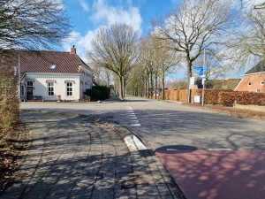 
                            <b>Kruispunt met fietspad en woonhuis, omringd door bomen en verkeersborden.</b><br>
                                                        <b>ISO:</b> 50 | <b>Sluitertijd:</b> 1/5051 | <b>Diafragma:</b> f/1.8 | <b>Datum:</b> 2025-02-26

                        
