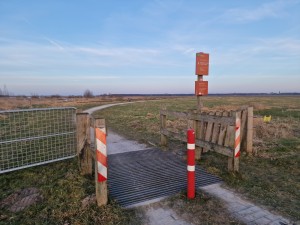 
                            <b>Toegangshek met klaphek en waarschuwingsbord bij wandelpad in natuurgebied 't Roegwold..</b><br>
                                                        <b>ISO:</b> 50 | <b>Sluitertijd:</b> 1/779 | <b>Diafragma:</b> f/1.8 | <b>Datum:</b> 2025-02-19

                        