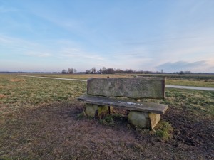 
                            <b>Houten bank op grasveld, met uitgestrekt uitzicht over het platteland.</b><br>
                                                        <b>ISO:</b> 50 | <b>Sluitertijd:</b> 1/572 | <b>Diafragma:</b> f/1.8 | <b>Datum:</b> 2025-02-19

                        