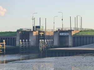 
                            <b>Sluis met gesloten poorten en bord Munterzijl op de voorgrond.</b><br>
                                                        <b>ISO:</b> 50 | <b>Sluitertijd:</b> 1/123 | <b>Diafragma:</b> f/3.5 | <b>Datum:</b> 2023-08-20

                        