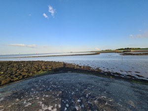 
                            <b>Kustlijn met stenen pier en ebwater.</b><br>
                                                        <b>ISO:</b> 64 | <b>Sluitertijd:</b> 1/992 | <b>Diafragma:</b> f/2.2 | <b>Datum:</b> 2023-08-20

                        