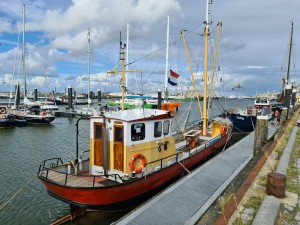 
                            <b>Klassiek vissersschip aangemeerd in de haven, met Nederlandse vlag.</b><br>
                                                        <b>ISO:</b> 50 | <b>Sluitertijd:</b> 1/1052 | <b>Diafragma:</b> f/1.8 | <b>Datum:</b> 2023-07-30

                        