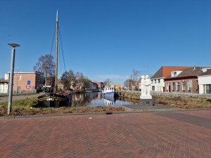 
                            <b>Twee boten aan de kade met standbeeld van mensen in de haven van Martenshoek</b><br>
                                                        <b>ISO:</b> 50 | <b>Sluitertijd:</b> 1/13699 | <b>Diafragma:</b> f/1.8 | <b>Datum:</b> 2025-03-07

                        