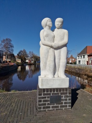 
                            <b>Beeldhouwwerk van twee omarmende figuren op een sokkel, naast de haven Martenshoek</b><br>
                                                        <b>ISO:</b> 50 | <b>Sluitertijd:</b> 1/18519 | <b>Diafragma:</b> f/1.8 | <b>Datum:</b> 2025-03-07

                        