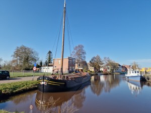 
                            <b>Traditioneel zeilschip aangemeerd in de haven van Martenshoek</b><br>
                                                        <b>ISO:</b> 50 | <b>Sluitertijd:</b> 1/9346 | <b>Diafragma:</b> f/1.8 | <b>Datum:</b> 2025-03-07

                        