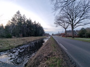 
                            <b>Kanaal naast weg met huis en bomenrij.</b><br>
                                                        <b>ISO:</b> 50 | <b>Sluitertijd:</b> 1/50 | <b>Diafragma:</b> f/2.2 | <b>Datum:</b> 2025-02-21

                        