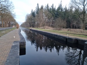 
                            <b>Lang kanaal met rustige waterreflectie, omringd door bomen.</b><br>
                                                        <b>ISO:</b> 200 | <b>Sluitertijd:</b> 1/100 | <b>Diafragma:</b> f/1.8 | <b>Datum:</b> 2025-02-21

                        