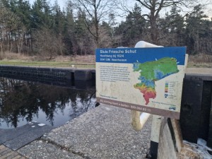 
                            <b>Sluis Friesche Schut met informatiebord naast water.</b><br>
                                                        <b>ISO:</b> 250 | <b>Sluitertijd:</b> 1/100 | <b>Diafragma:</b> f/1.8 | <b>Datum:</b> 2025-02-21

                        