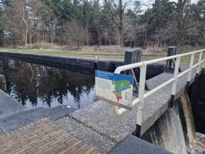 
                            <b>Kanaalsluis met informatiebord en stromend water over een waterval.</b><br>
                                                        <b>ISO:</b> 400 | <b>Sluitertijd:</b> 1/100 | <b>Diafragma:</b> f/1.8 | <b>Datum:</b> 2025-02-21

                        